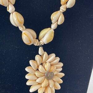 Shell Flower Pendant Necklace